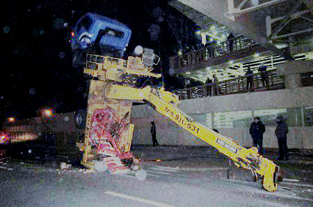 В Хакасии грузовик врезался в надземный пешеходный переход